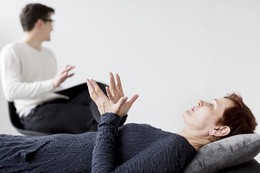 front-view-psychologist-patient-with-copy-space
