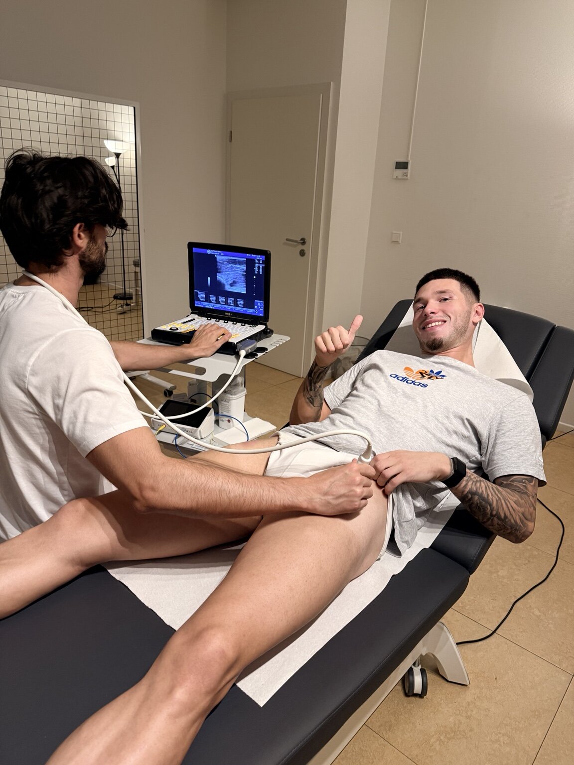 Évaluation échographique d’un joueur de football au MPK Center