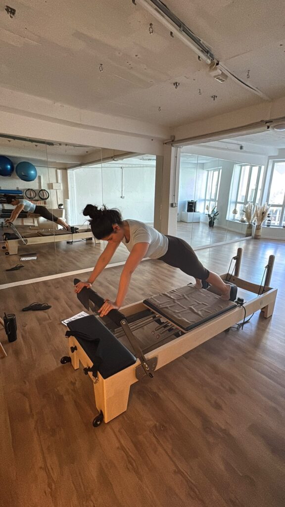 pilates-reformer-exercice-mpk-center Exercice de gainage sur Reformer Pilates dans la salle du MPK Center